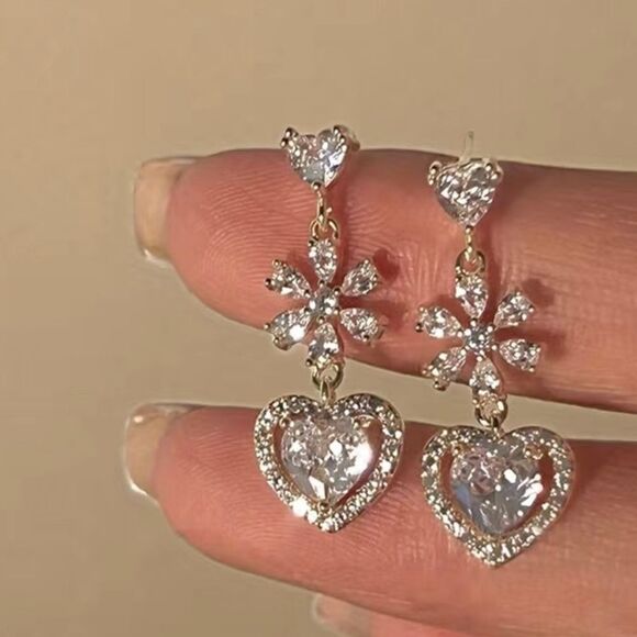 🔅🆕🔅 Elegant Heart Flower Simulated Diamonds Dangle Earrings✨ - Picture 4 of 10